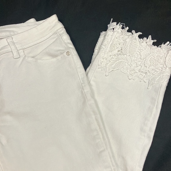 Simply Vera Vera Wang white denim capris with appliqué detailing on the bottom - Picture 9 of 13